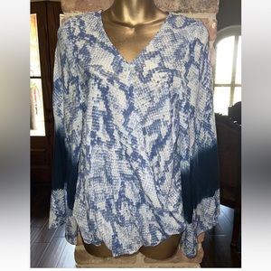Surf gypsy size m bell sleeve snakeskin tie dye blouse blue white top